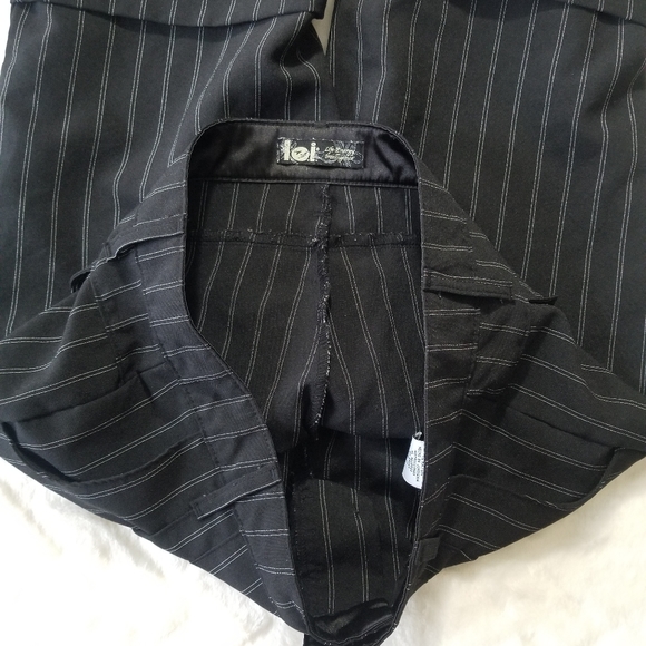 L.e.i. Black/White Striped Shorts Size 11 - Picture 8 of 10